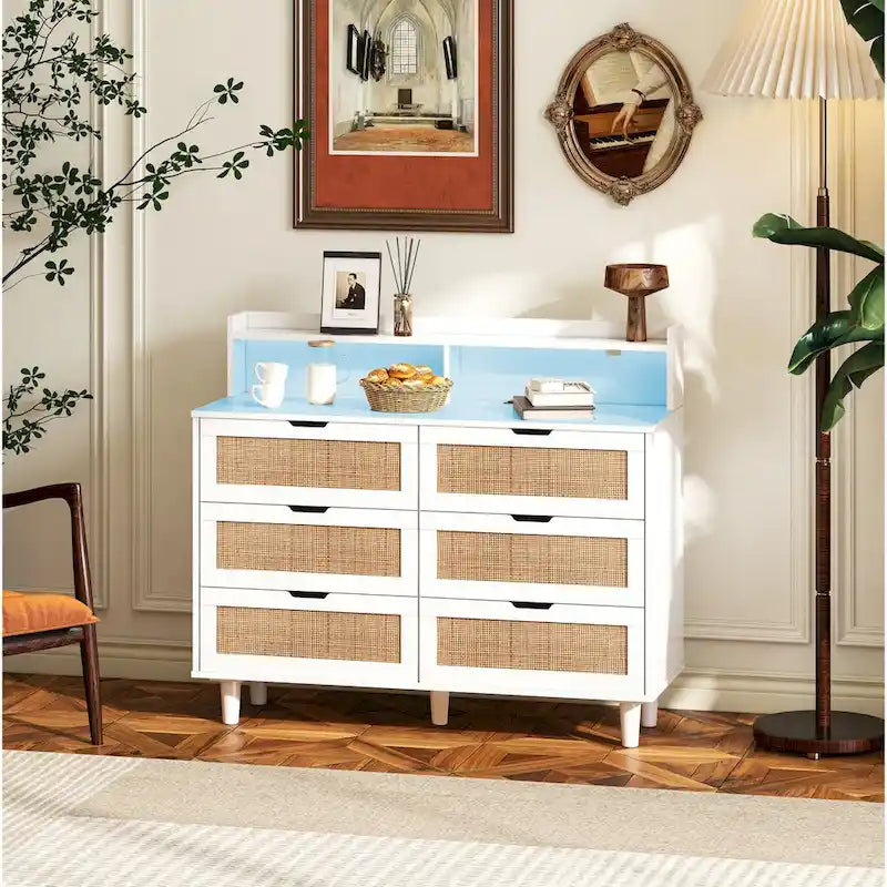 Armoire de rangement d'appoint 6 tiroirs en rotin avec lumières LED et prise de courant