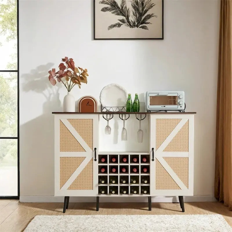 Meuble de bar d'angle en faux rotin avec porte de grange, range-bouteilles et porte-verres