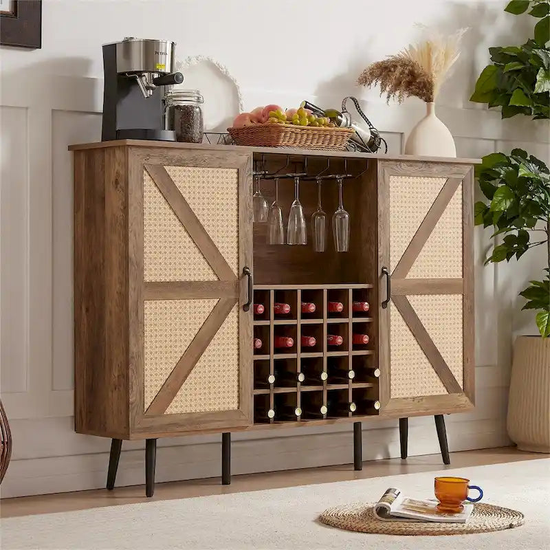 Meuble de bar d'angle en faux rotin avec porte de grange, range-bouteilles et porte-verres