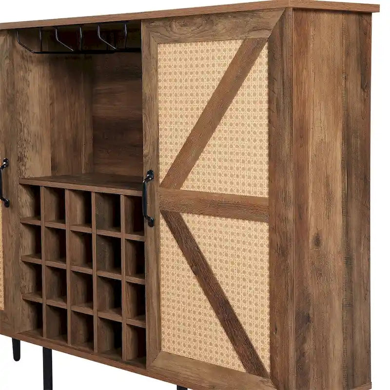 Meuble de bar d'angle en faux rotin avec porte de grange, range-bouteilles et porte-verres