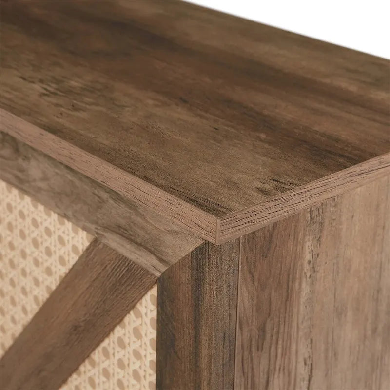 Meuble de bar d'angle en faux rotin avec porte de grange, range-bouteilles et porte-verres