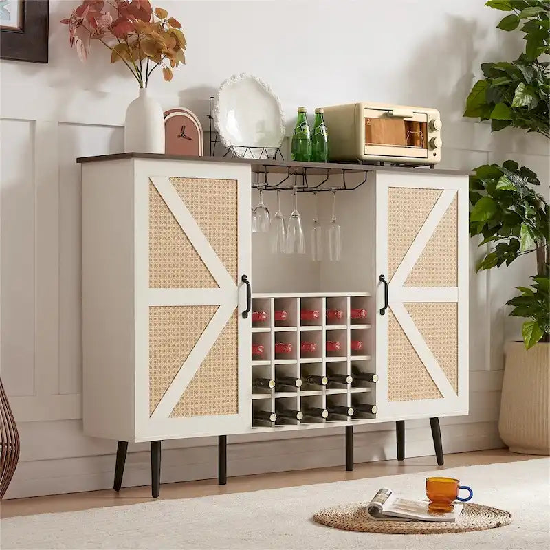 Meuble de bar d'angle en faux rotin avec porte de grange, range-bouteilles et porte-verres