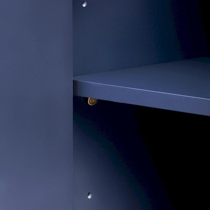Meuble à 4 portes avec design d'angle arrondi et panneaux de porte ondulés